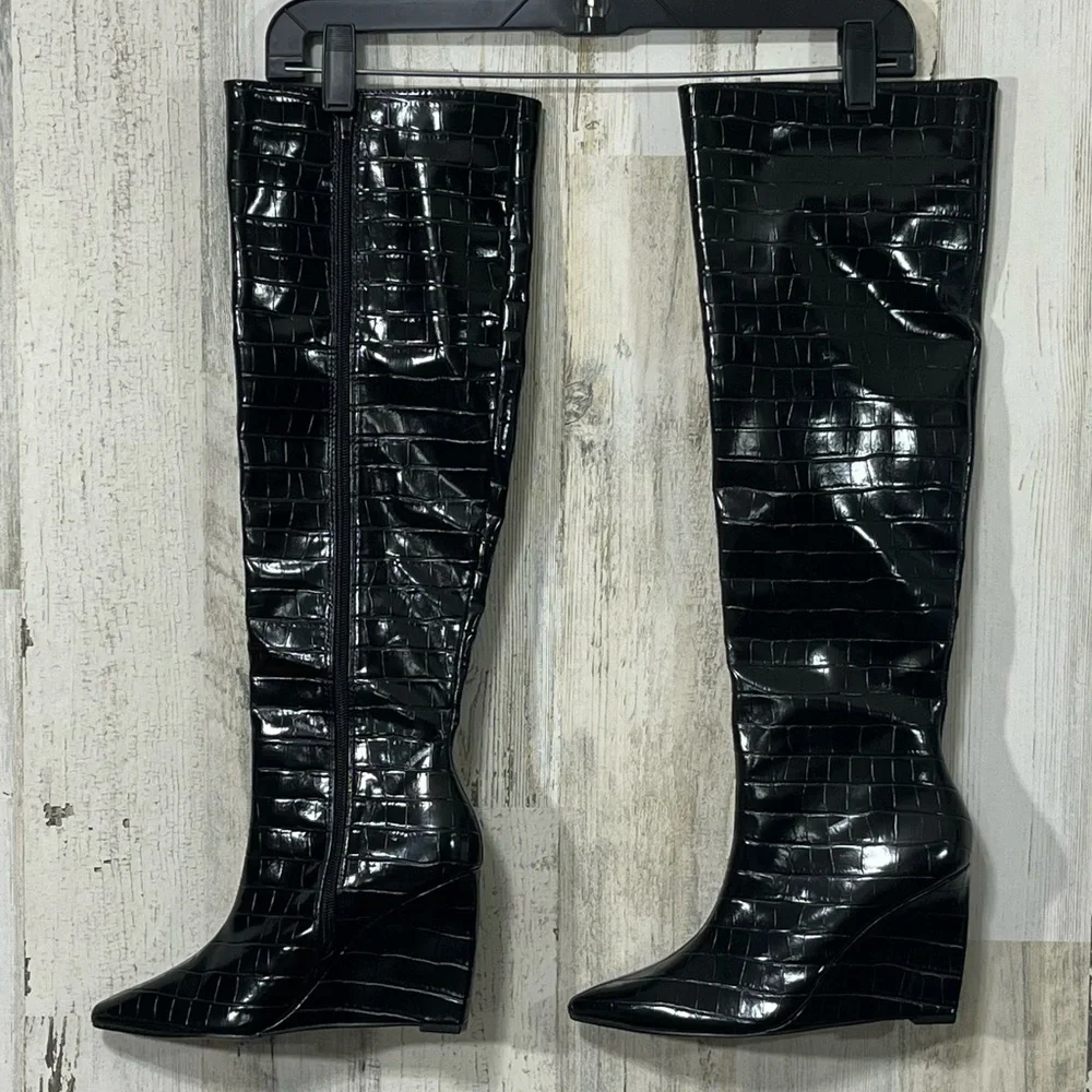 Miss Lola Knee-High Black Boots Faux Animal Skin Texture Zip Up Size 5.5